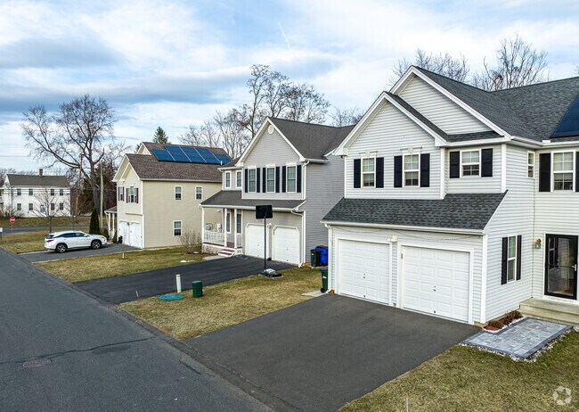 Newer homes in the Schoolhouse Landing neighborhood of East Granby.