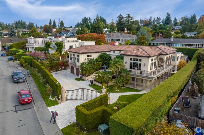 You can find elegant villas in the Clyde Hill neighborhood.