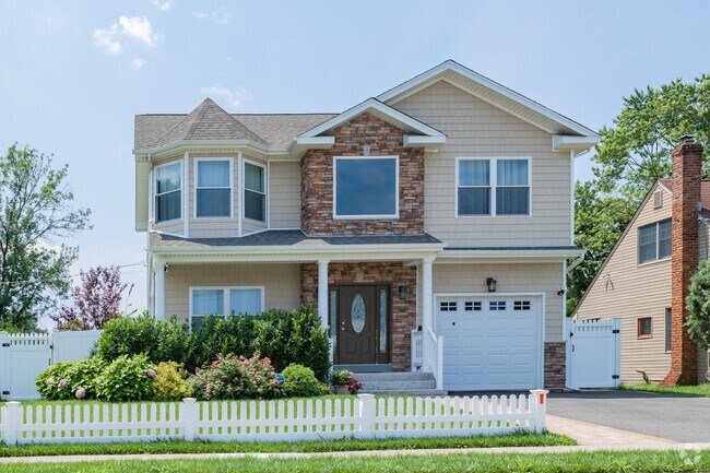 A mix of brick and shingles can be found as architectural details on homes in Syosset.