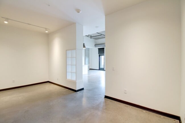 Thirty Seven West Farnam, Omaha, NE 68131 - photo 7