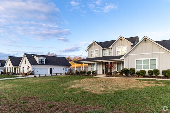 Find brand new Farmhouses on the banks of the Clinch River.