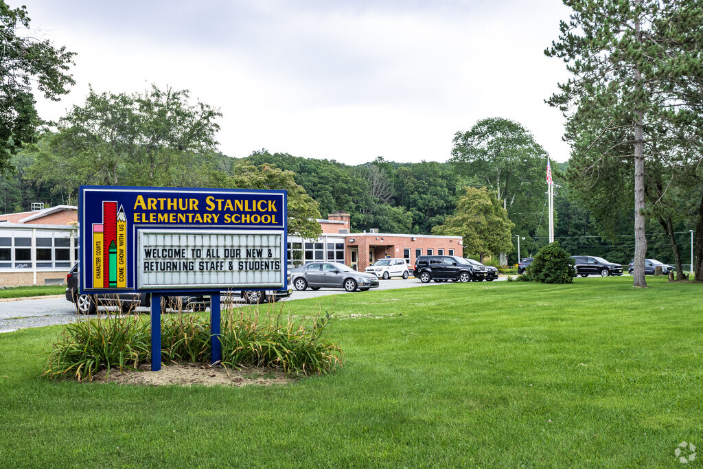 Arthur Stanlick Elementary School
provides education to the little residents in the neighborhood