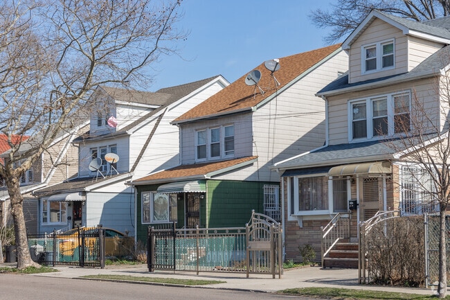 Briarwood has a variety of house styles.