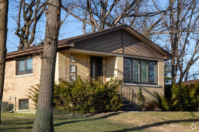 Prairie housing styles are common in Palos Hills.