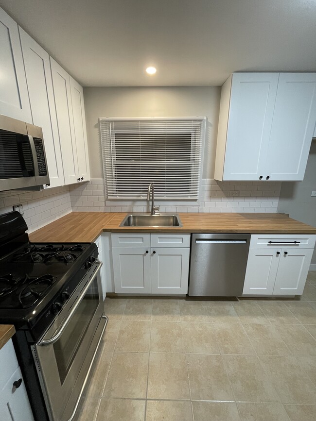 7202 W Crain St unit 2, Niles, IL 60714 - photo 2