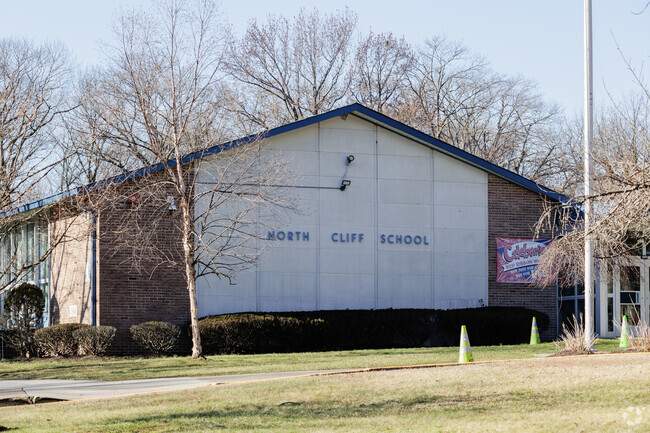 North Cliff Elementary School in Englewood Cliffs, NJ receives an overall Niche grade of B.