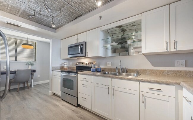 530 E Central Blvd unit Roommat 530 E Centra, Orlando, FL 32801 - photo 4