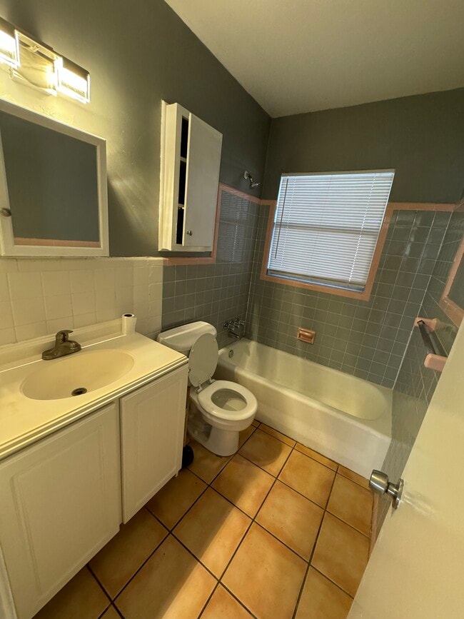 218 Tamiami Trail S unit 1 Studio, Venice, FL 34285 - photo 3