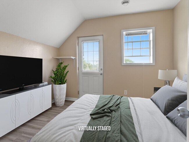 720 Pine St unit Upper, Manitowoc, WI 54220 - photo 6