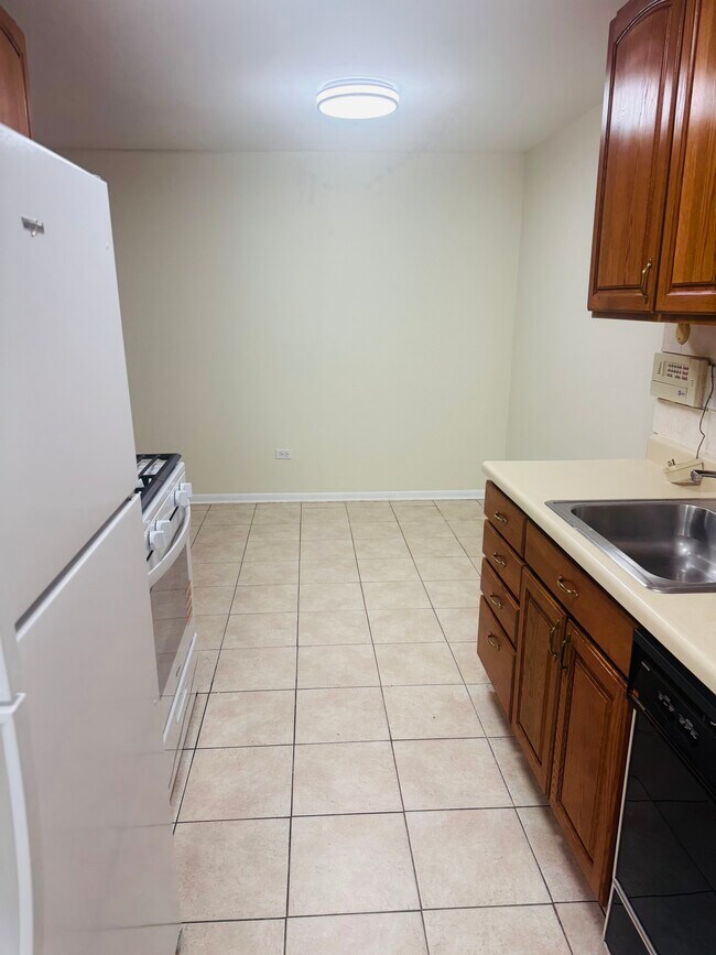 8970 N Parkside Ave unit C105, Des Plaines, IL 60016 - photo 4