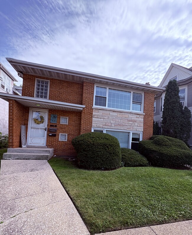 85 E Quincy St Unit 2, Riverside, IL 60546