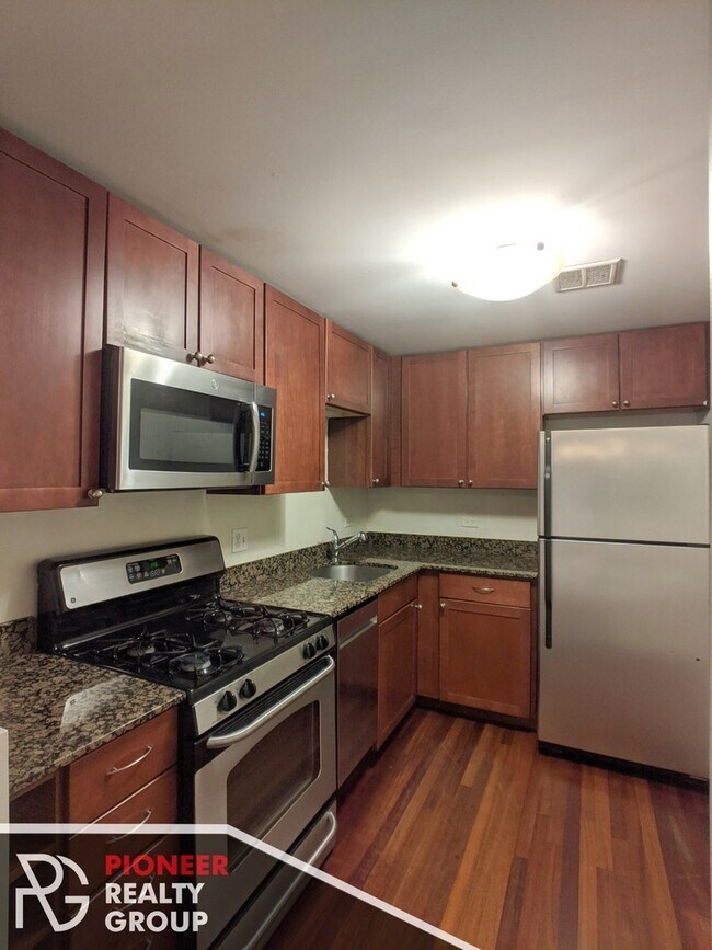 626 W Roscoe St unit 2, Chicago, IL 60657 - photo 3