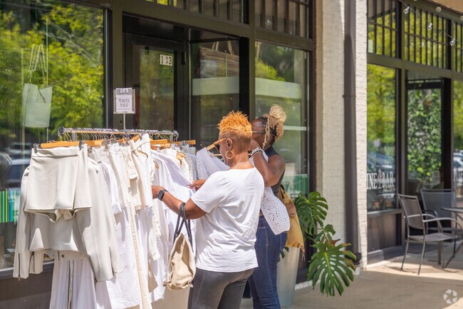 The A&P Lofts host the Welle Studio walking distance from the Garden District.