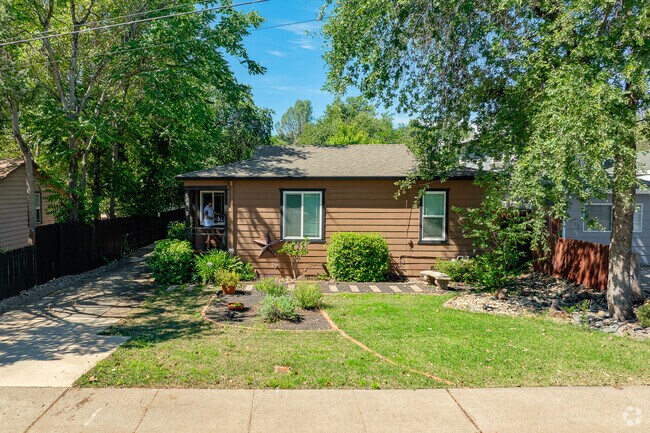 Well maintained landscape is common in Lakeview.