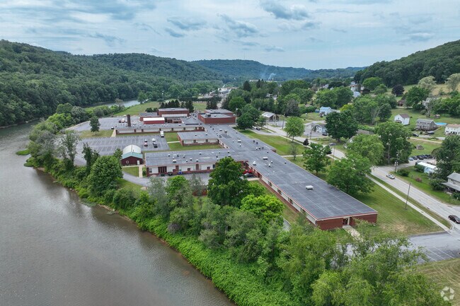 Redbank Valley High School has a student-teacher ratio of 14 to 1.