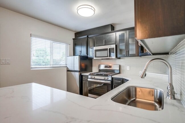 Apartments close to Downtown LA with Gym, BBQ Area, Laundry Facilities and More!, Los Angeles, CA 90018 - photo 2