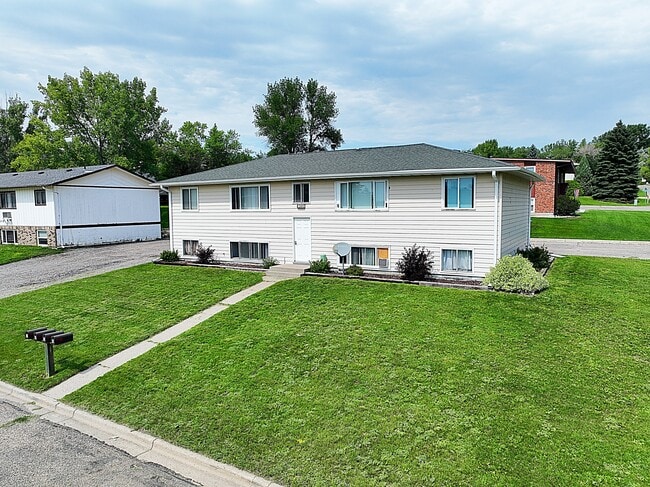 1300 14th Ave NW unit 3, Minot, ND 58703 - photo 2