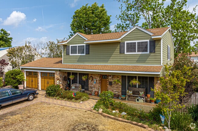 One common architectural style house in the Bissonet Plaza neighborhood is split-level.