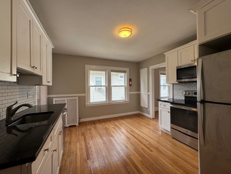 219 Quaker Ln N Unit 2nd Floor, West Hartford, CT 06119
