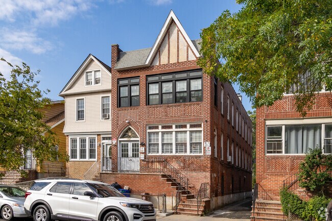 The average household income is approximately $79,136.