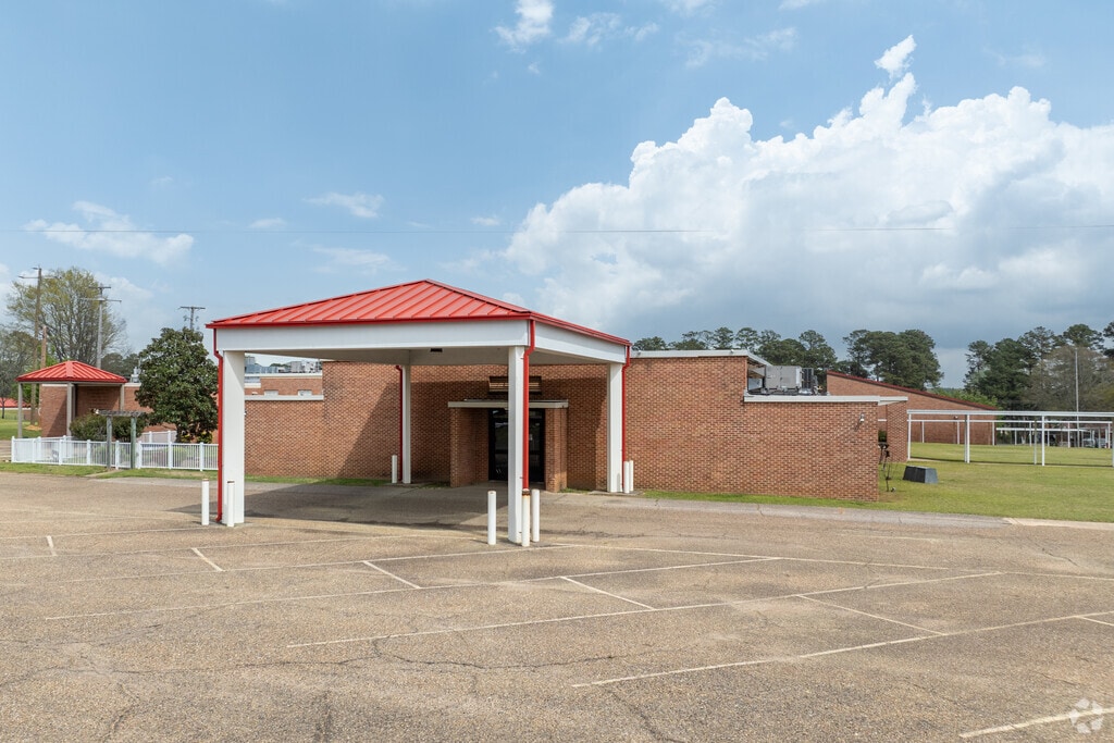 East Side Elementary School earned a B- from Niche.