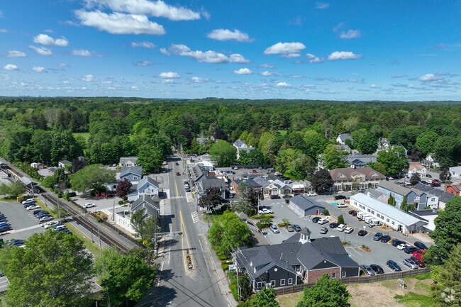 Hamilton is a charming small town on Massachusetts’ North Shore, celebrated for its rural character, scenic landscapes, and strong equestrian traditions.