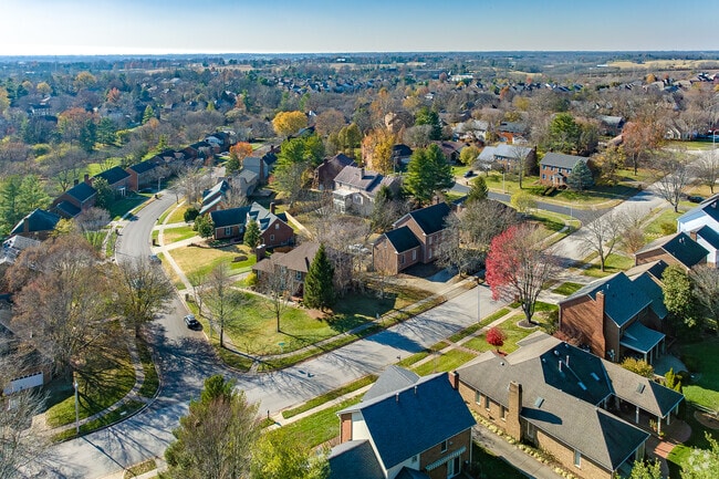 There are 943 homes in the Harrods Hill neighborhood.