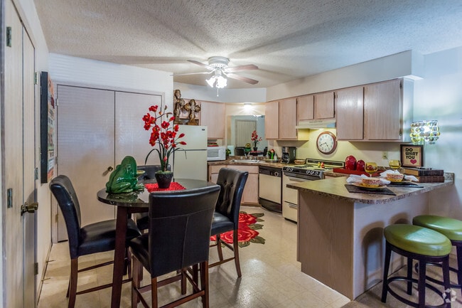 2BR, 2BA - 987 SF - Eat-In Kitchen