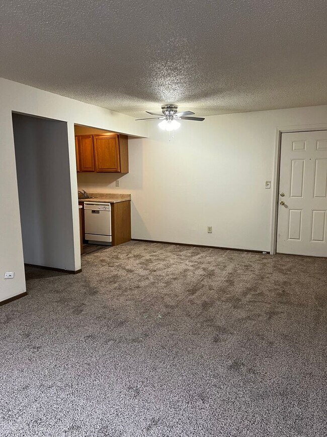 1/2 OFF 1ST MONTHS RENT!!! APPLY TODAY CHAD ESTATES, Des Moines, IA 50322 - photo 6