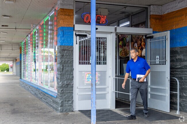 Guanajuato Rockford stocks fresh produce and meats while serving tacos to-go.