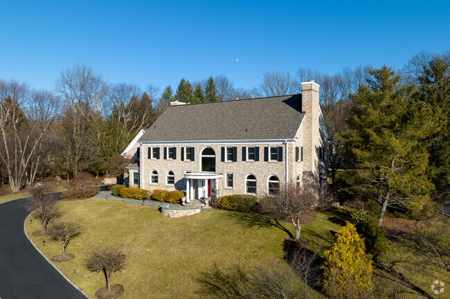 Newly built estates on large plots of land are available in Briarcliff Manor.