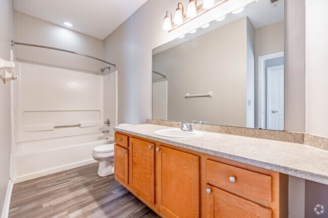 1BR, 1BA - 865SF - Primary Bathroom