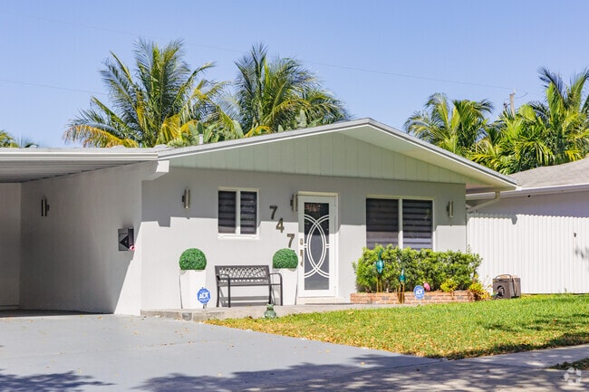 Beautiful cottage on a scenic street in Flamingo Park.