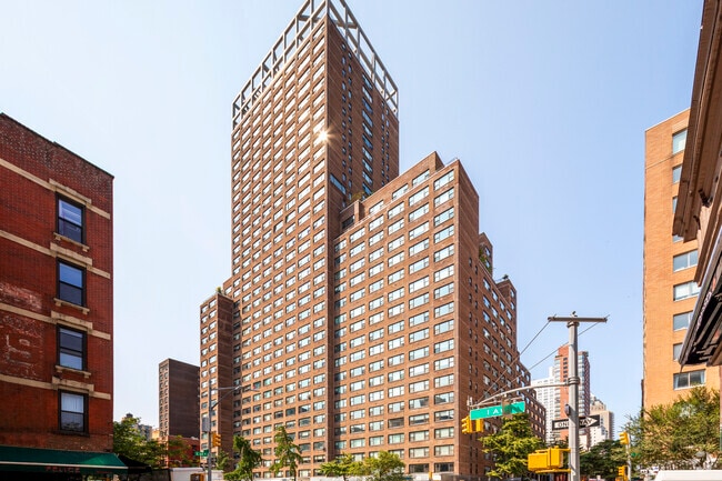 About The St. Tropez, New York NY | HOAs, Reviews, Amenities
