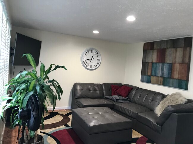 503 Cortland Dr E, Mc Kees Rocks, PA 15136 - photo 4