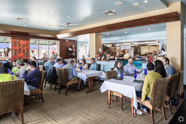 Fin Seafood serves local seafood and organic produce near Deep Creek.