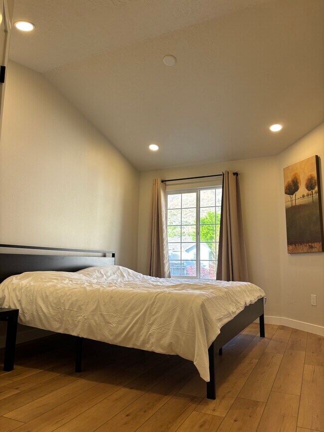 609 N Seven Peaks Blvd unit 18, Provo, UT 84606 - photo 4