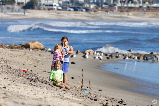 Life in Del Obispo feels like a coastal retreat, with Doheny State Beach just minutes away for surf sessions, bonfires, and lazy afternoons in the ocean breeze.