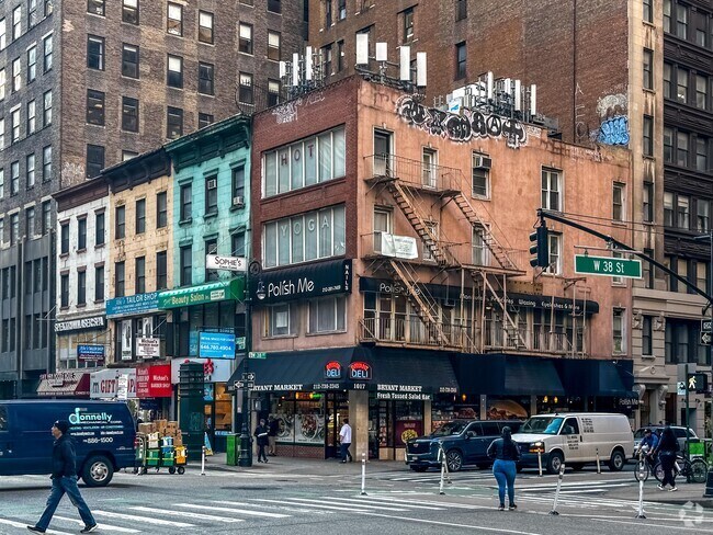 In true New York fashion, residents of the Garment District live above shops and restaurants.