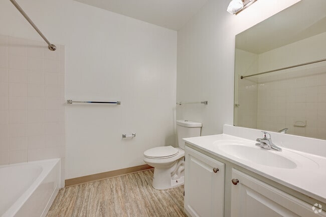2BR,2BA - 954 SF - Bathroom