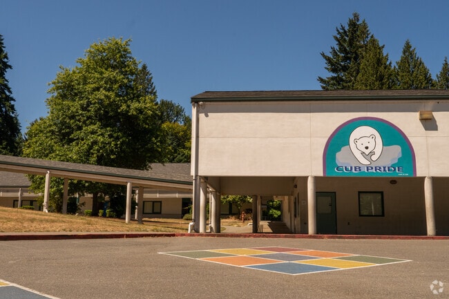 Kenmore Elementary School is in the Westhill neighborhood of Washington.