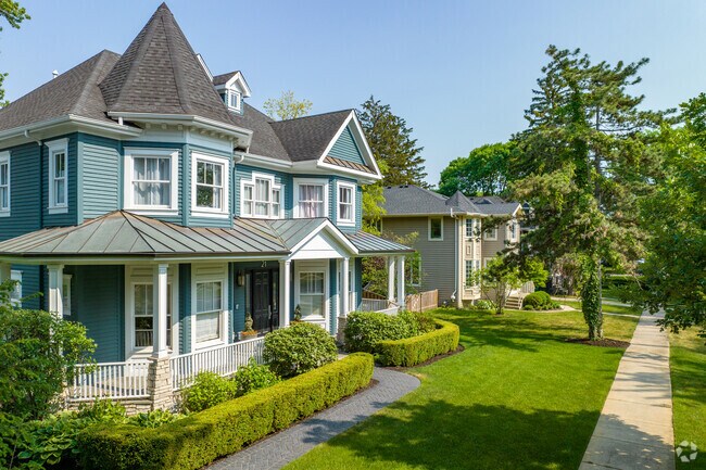 Late Victorian homes line the streets in Downtown Hinsdale.
