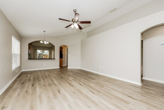 447 Maple Pointe Dr, Seffner, FL 33584 - photo 3