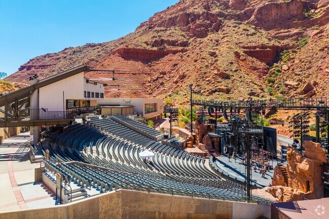 The amphitheater hosts musicals famous for being on Broadway, plays and concerts.