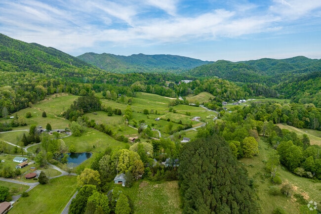 No matter where you are in Walland, mountain vistas surround you.