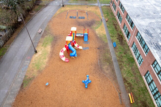 The student population of Nicholasville Elementary School is 448 and the school serves 1-5.