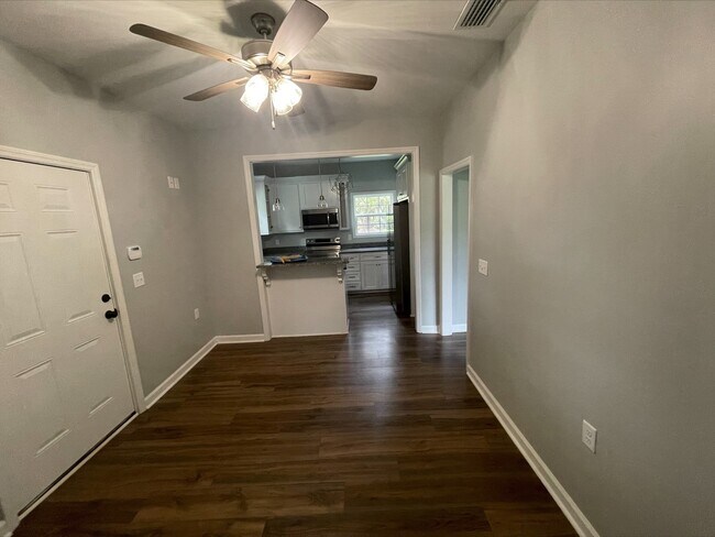 1112-B North Toombs Street Kitchen and common area