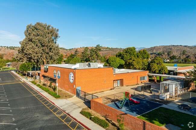 Kellogg Polytechnic Elementary School scores a C+ on Niche.
