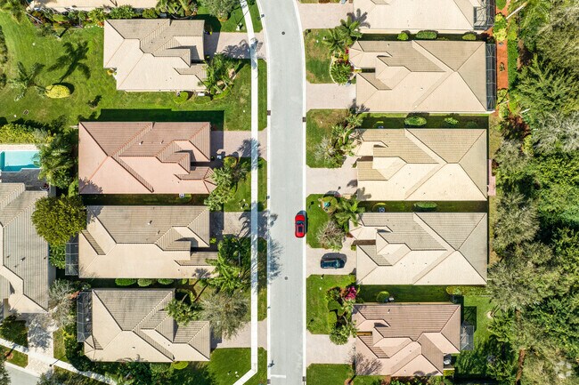 Valencia Pointe has well manicured lawns and friendly neighbors.