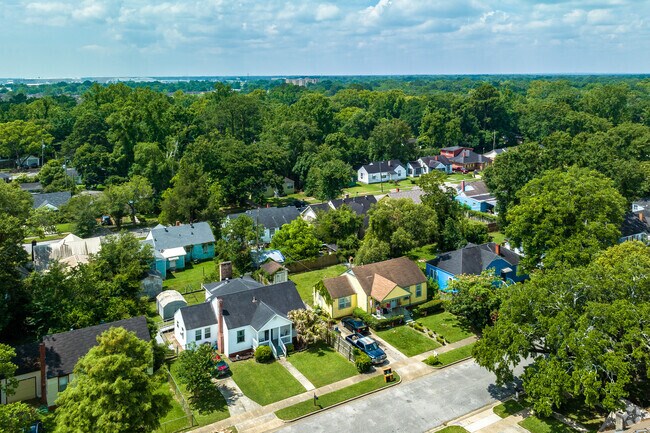 Baltimore Neighborhood streets have sidewalks, making neighborhood strolls or bike rides easy.